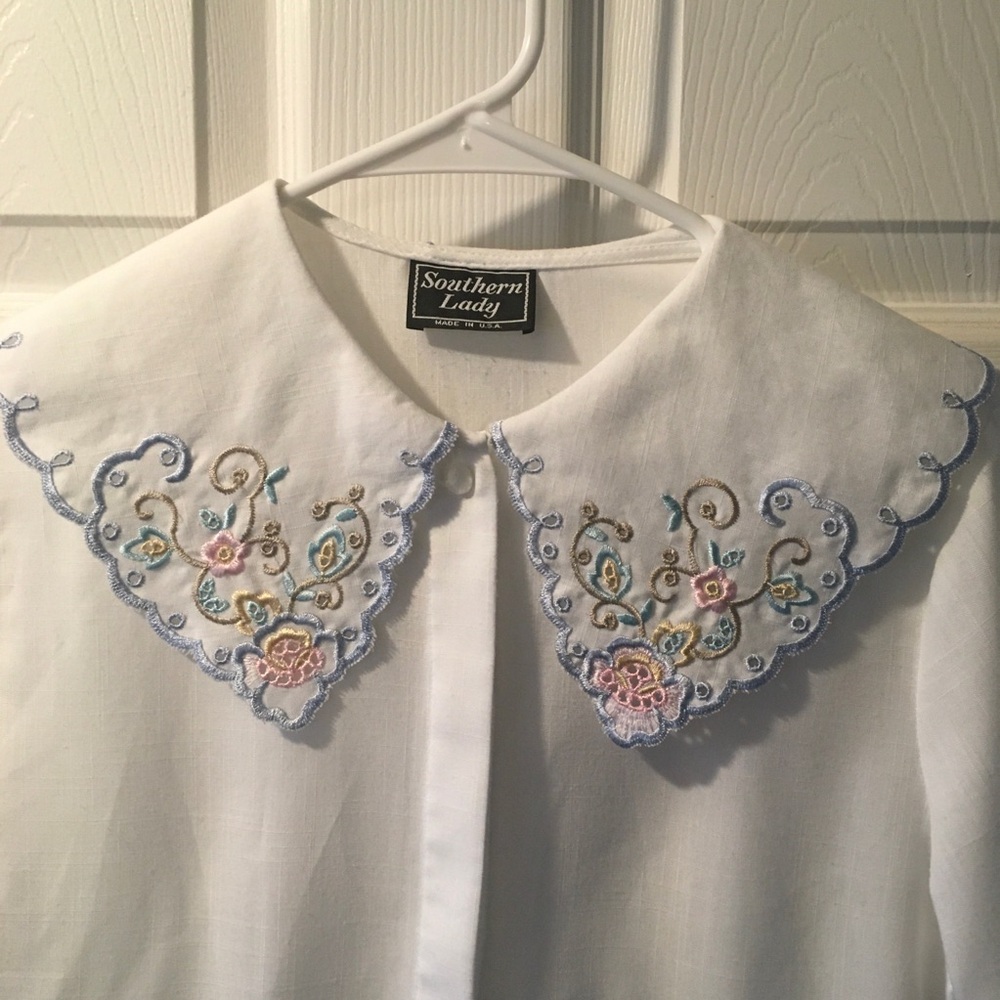 Vintage Cottagecore White Short-Sleeve Blouse with Scalloped Peter Pan Collar - Picture 3 of 11